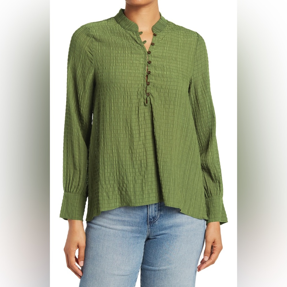 NWT! 🏷️ Everleigh Crinkled Collarless Long Sleeve Top